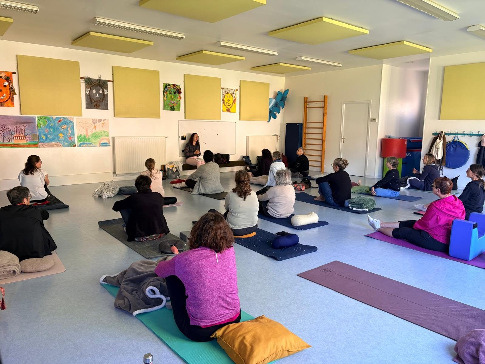 Atelier de sophrologie en groupe dans une salle aménagée