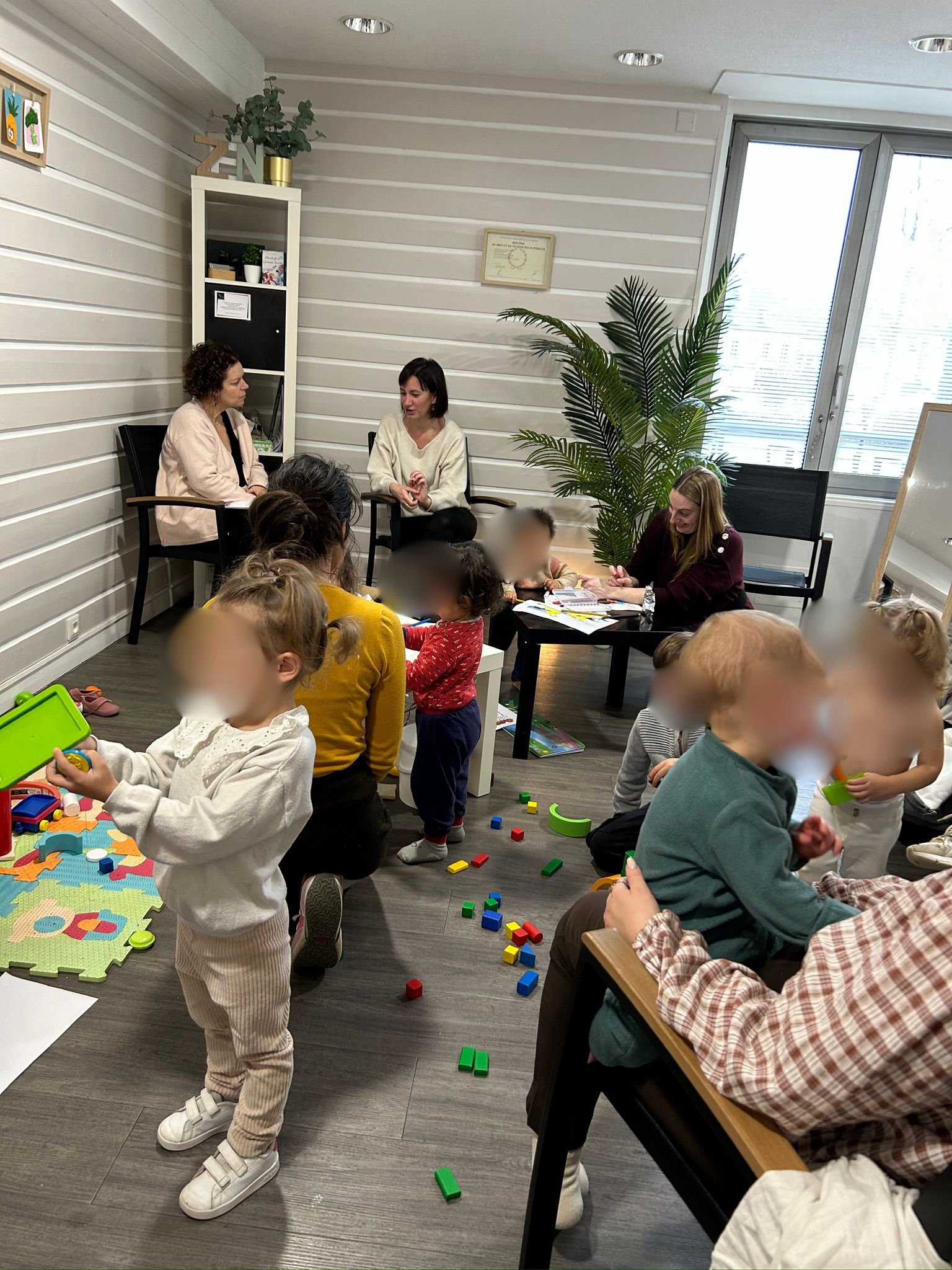 Activité avec des enfants dans un espace d’atelier, visages floutés