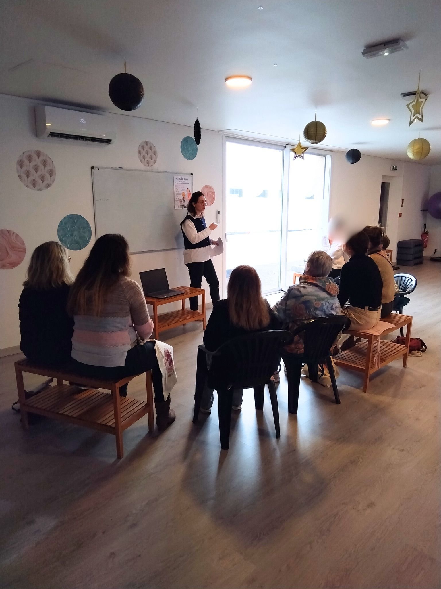Intervention de sophrologie devant un groupe réuni dans une salle