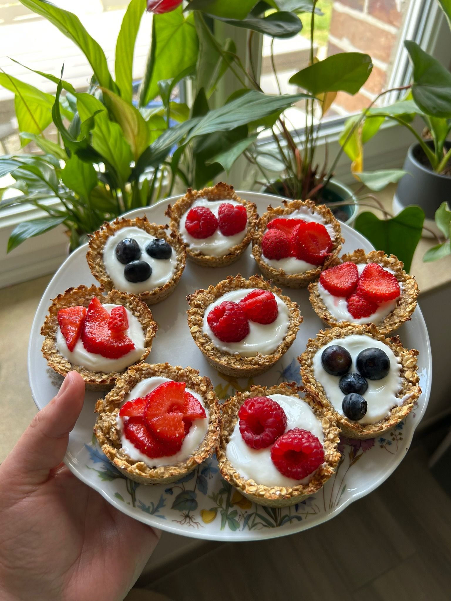 Petites préparations aux fruits présentées sur un plat pour un atelier alimentation