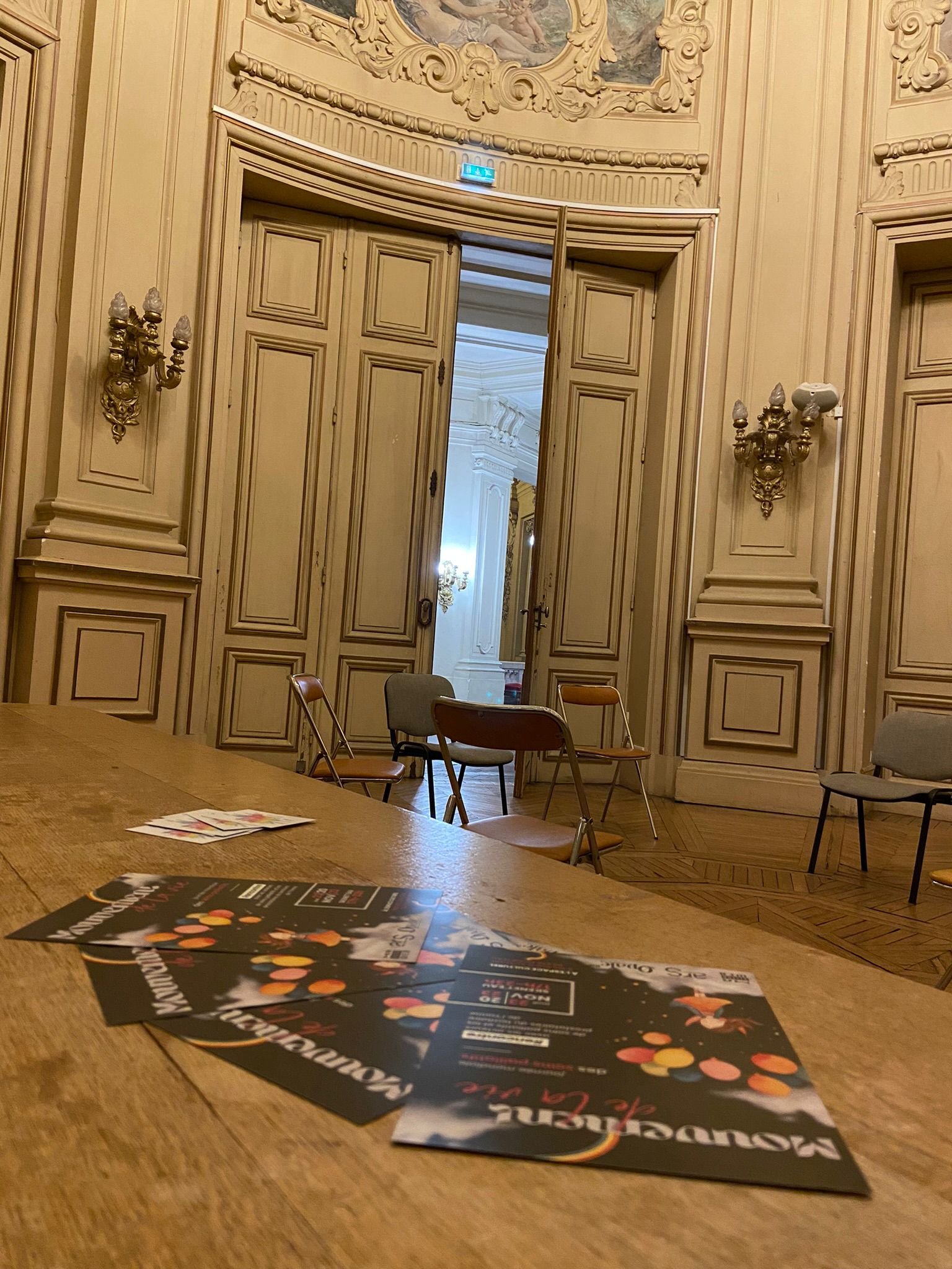 Salle élégante préparée pour un événement bien-être dans un lieu patrimonial